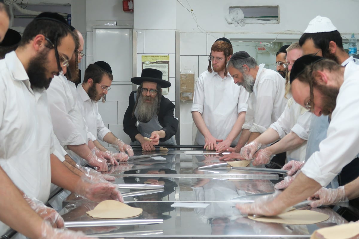 תיעוד: המשפיע הרה"צ רבי נחמן בידרמן באפיית מצות