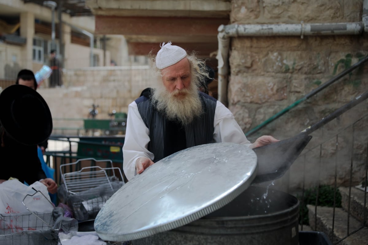 ערב פסח בבתי אונגרין; כך מגעילים כלים