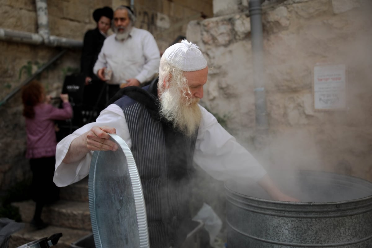 ערב פסח בבתי אונגרין; כך מגעילים כלים