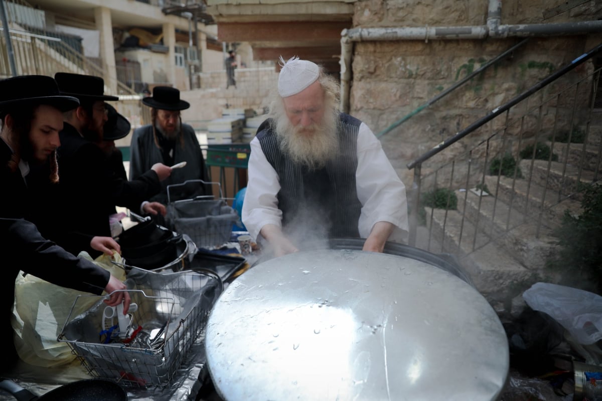 ערב פסח בבתי אונגרין; כך מגעילים כלים