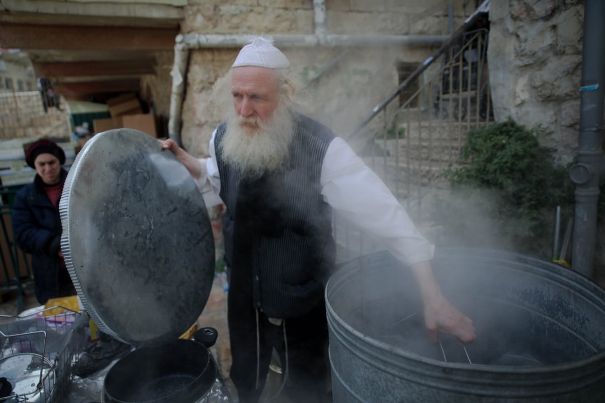 ערב פסח בבתי אונגרין; כך מגעילים כלים