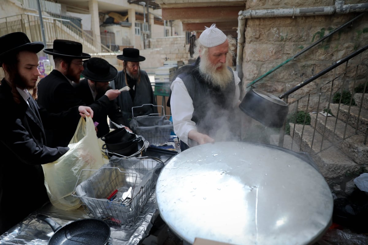 ערב פסח בבתי אונגרין; כך מגעילים כלים