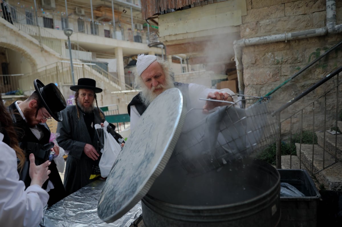 ערב פסח בבתי אונגרין; כך מגעילים כלים