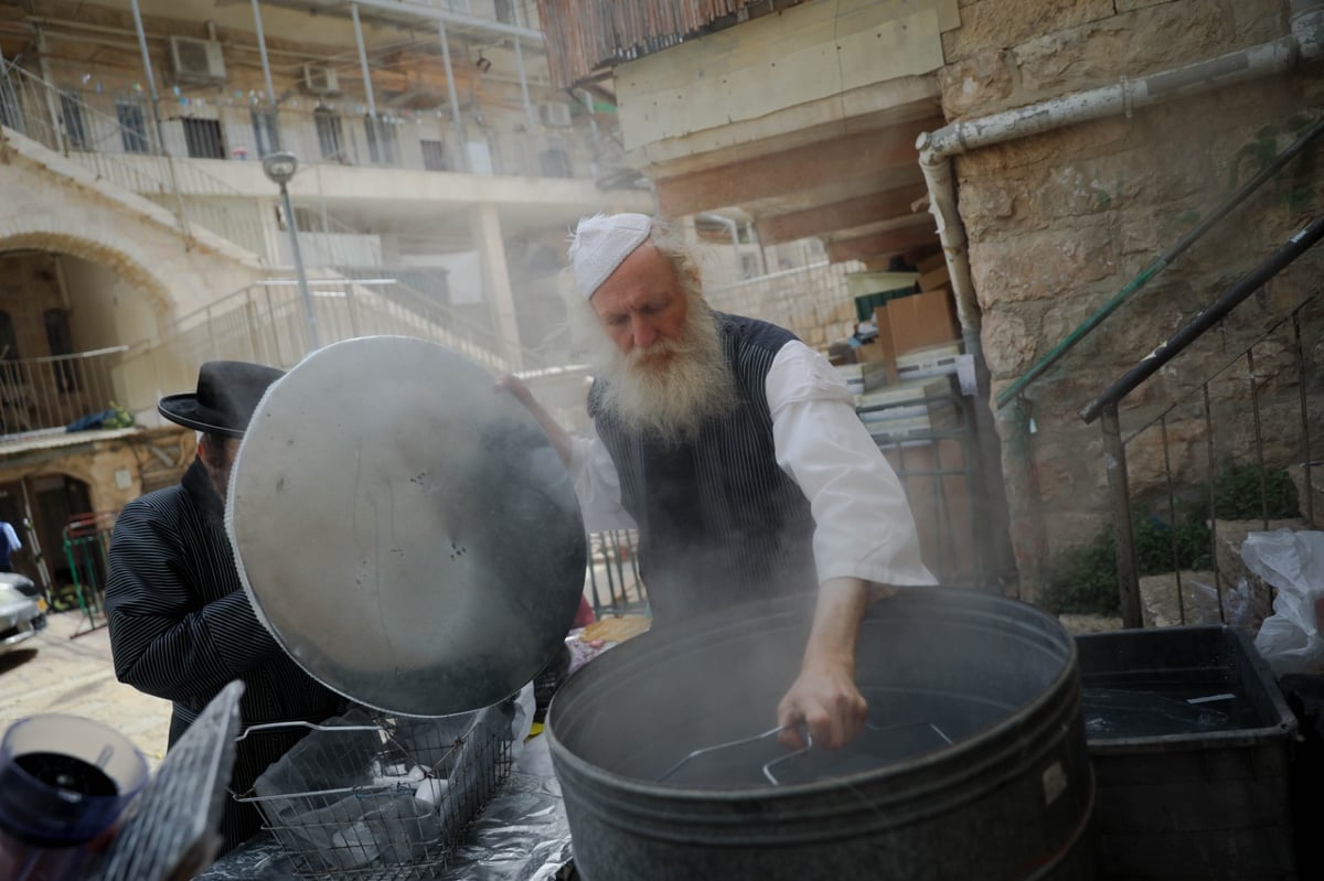 ערב פסח בבתי אונגרין; כך מגעילים כלים