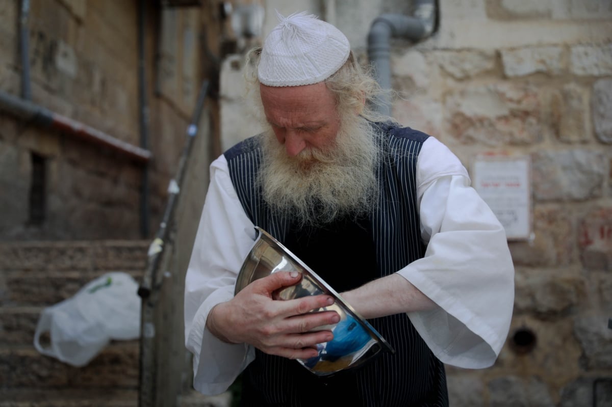 ערב פסח בבתי אונגרין; כך מגעילים כלים