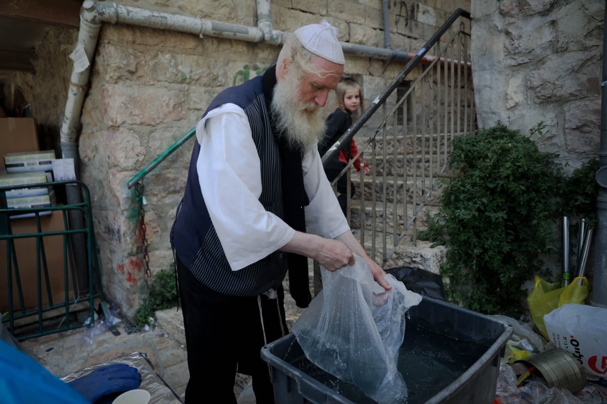 ערב פסח בבתי אונגרין; כך מגעילים כלים