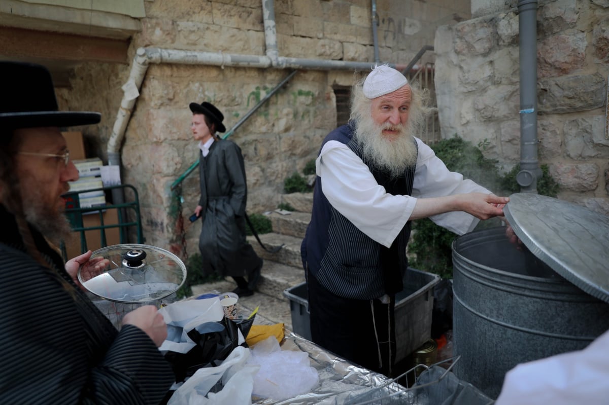 ערב פסח בבתי אונגרין; כך מגעילים כלים