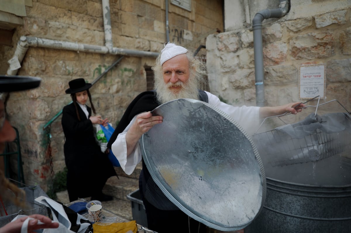 ערב פסח בבתי אונגרין; כך מגעילים כלים