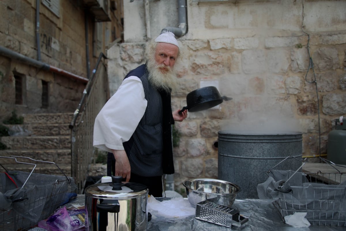 ערב פסח בבתי אונגרין; כך מגעילים כלים