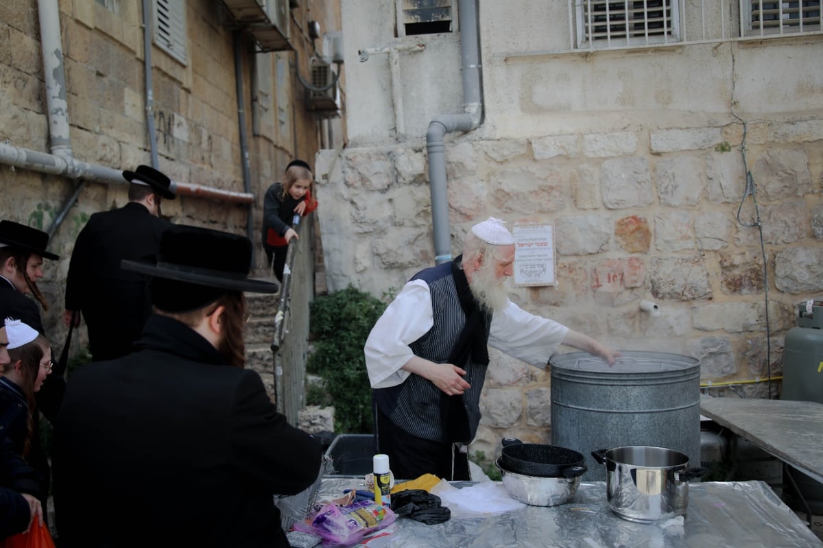 ערב פסח בבתי אונגרין; כך מגעילים כלים