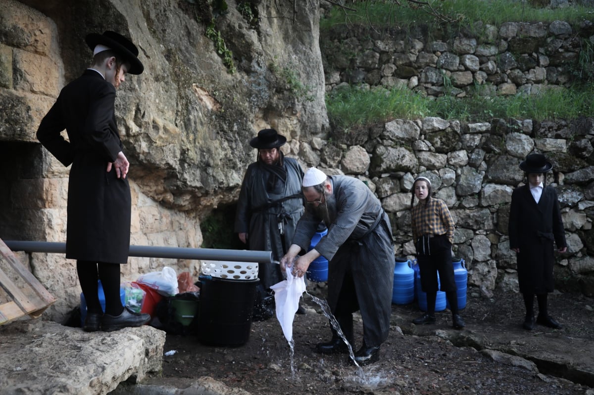 חסידי תולדות אהרן יצאו לשאוב 'מים שלנו'