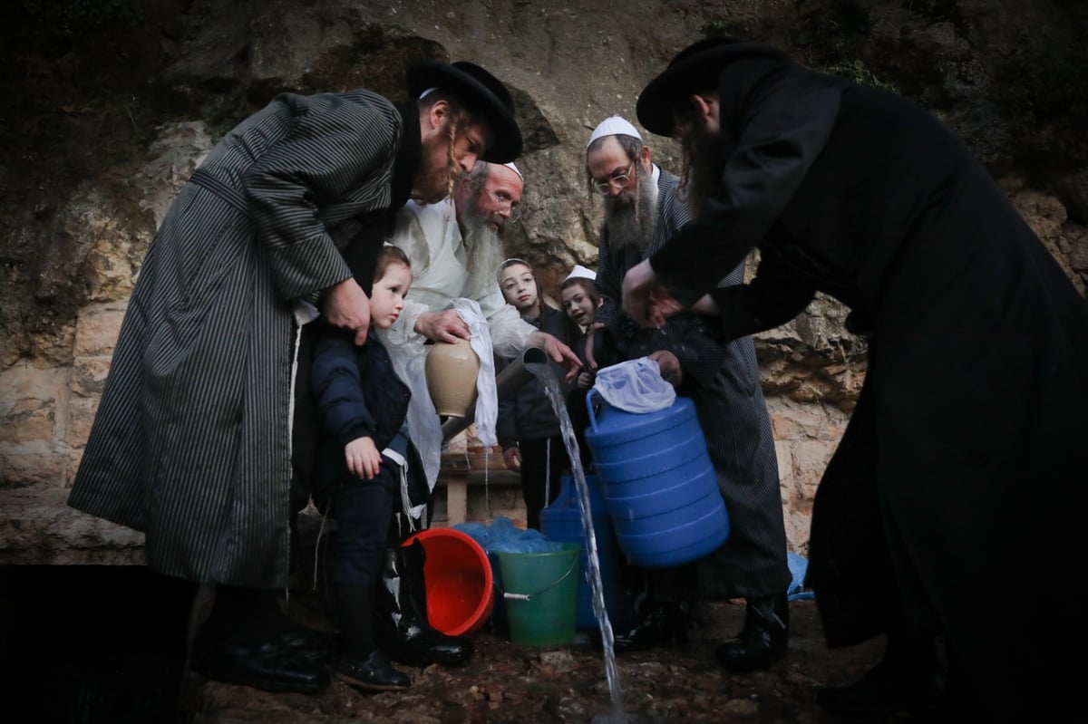 חסידי תולדות אהרן יצאו לשאוב 'מים שלנו'