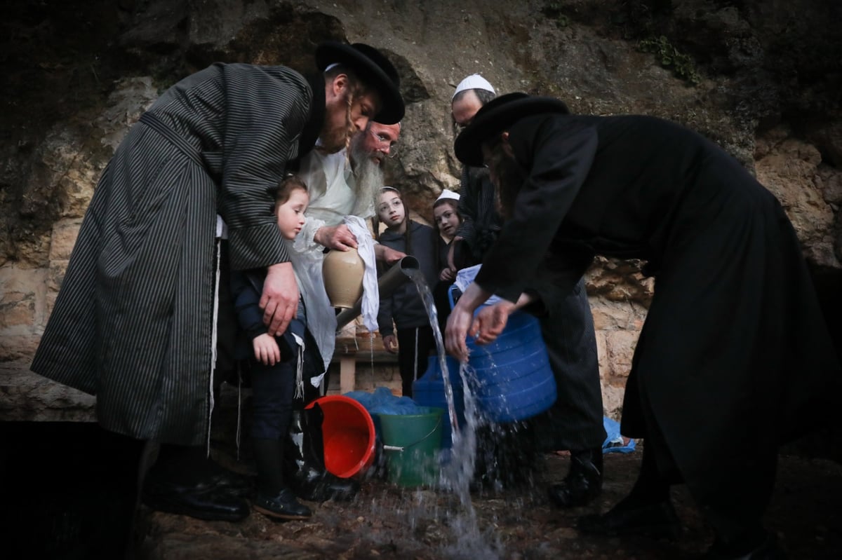 חסידי תולדות אהרן יצאו לשאוב 'מים שלנו'