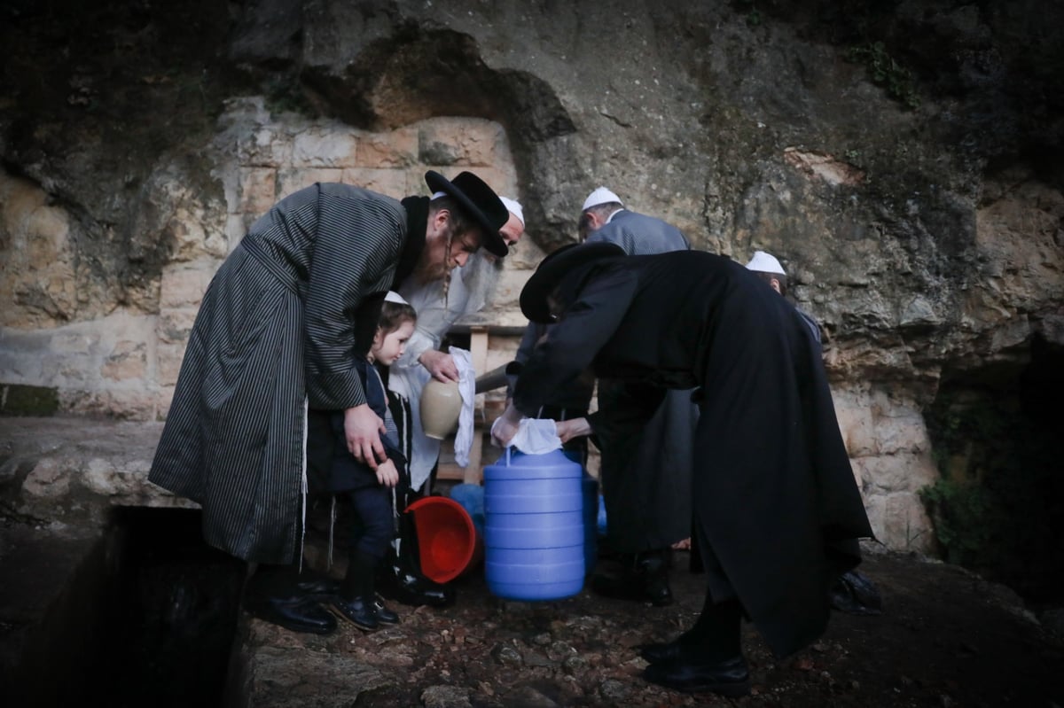 חסידי תולדות אהרן יצאו לשאוב 'מים שלנו'