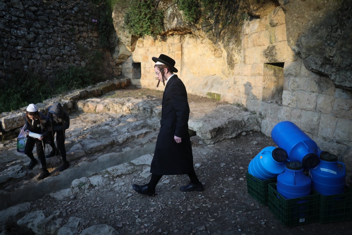 חסידי תולדות אהרן יצאו לשאוב 'מים שלנו'