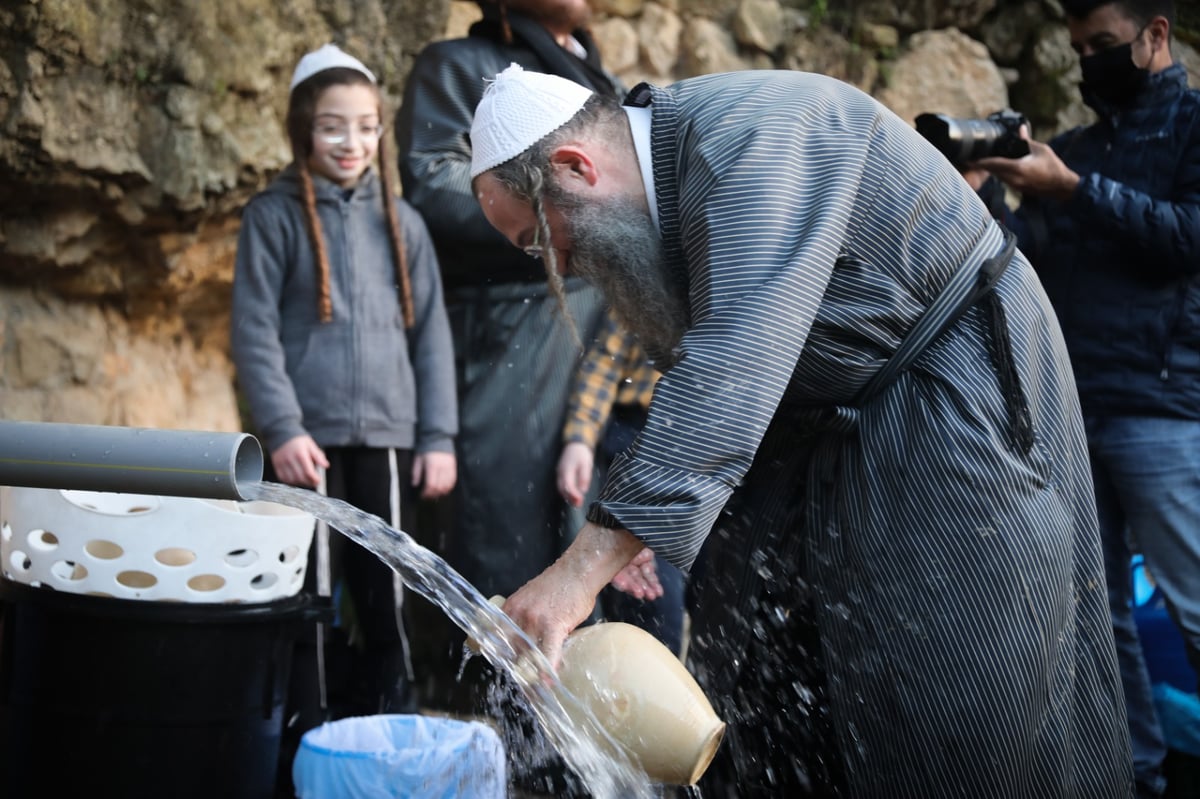 חסידי תולדות אהרן יצאו לשאוב 'מים שלנו'