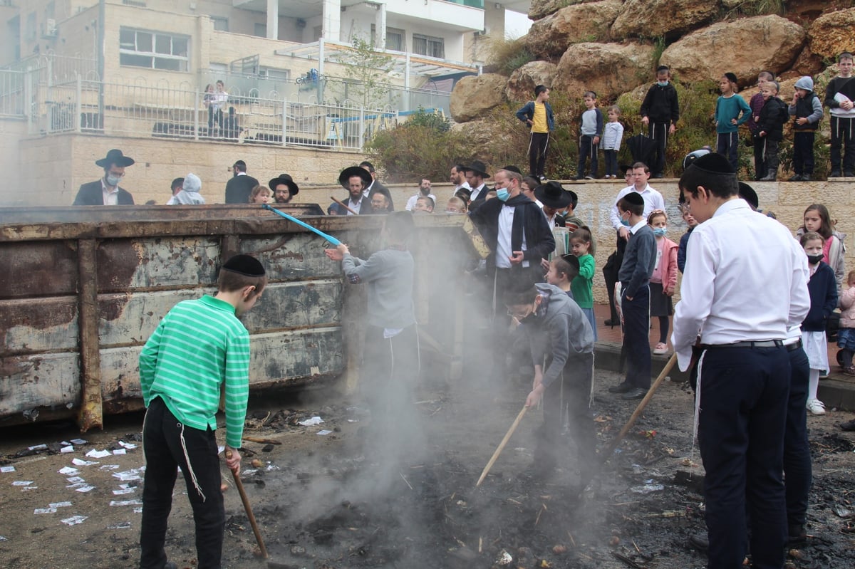 תיעוד נרחב: מודיעין עילית שרפה את החמץ