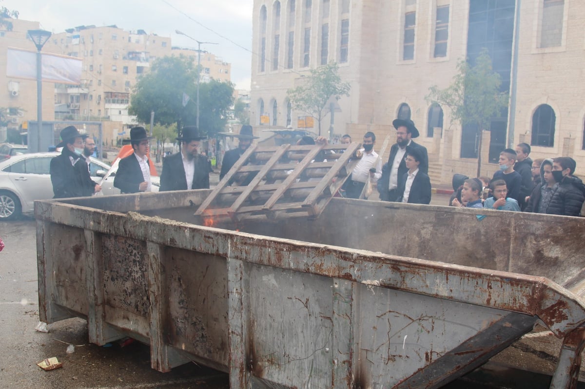 תיעוד נרחב: מודיעין עילית שרפה את החמץ