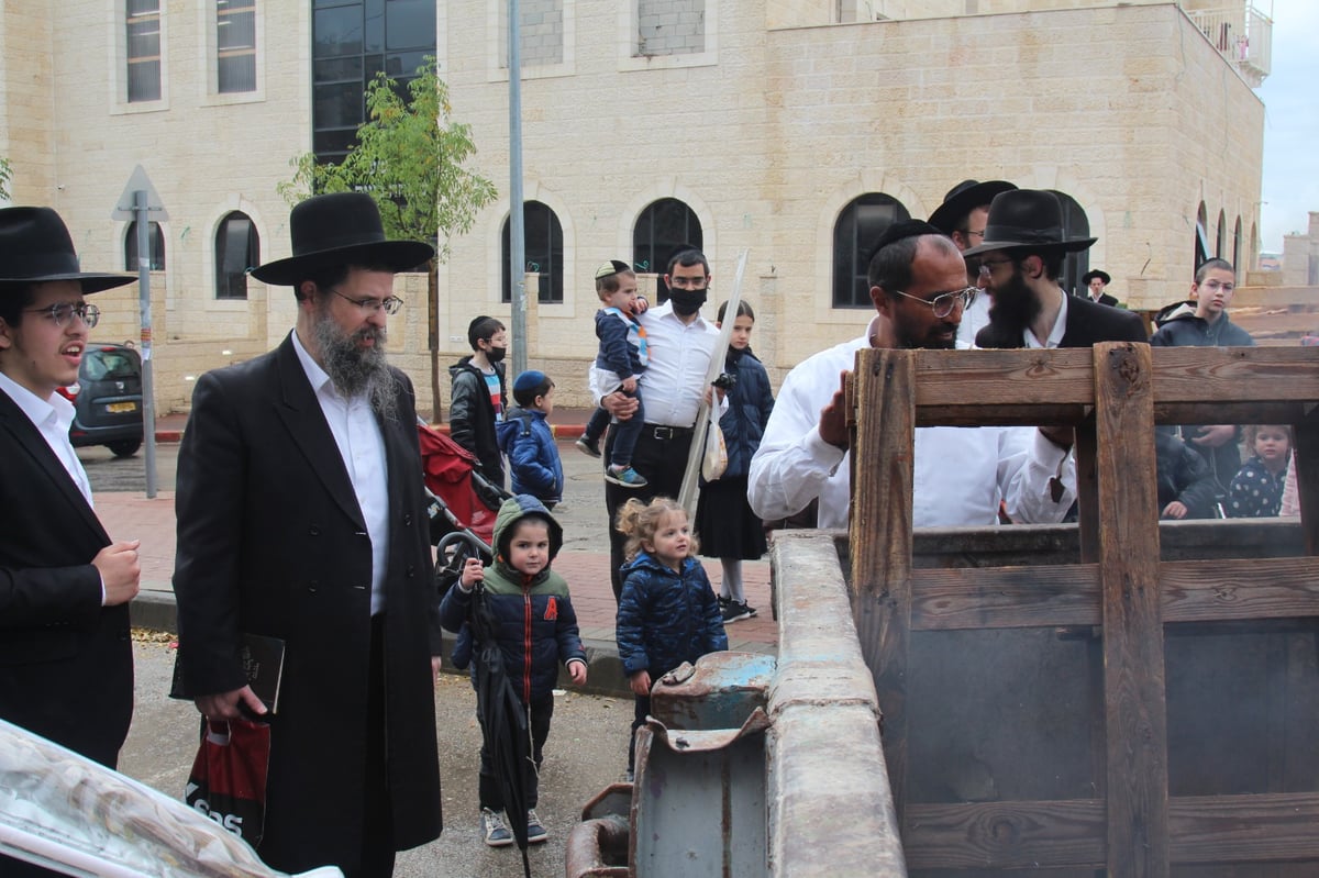 תיעוד נרחב: מודיעין עילית שרפה את החמץ