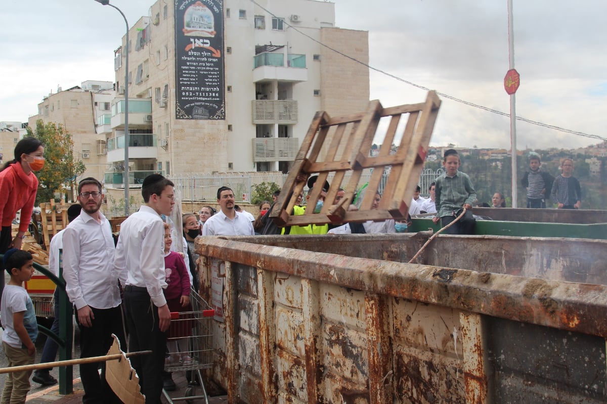 תיעוד נרחב: מודיעין עילית שרפה את החמץ