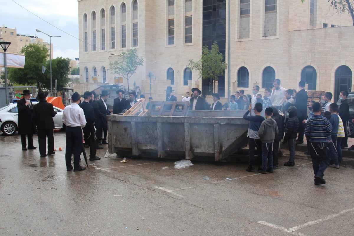 תיעוד נרחב: מודיעין עילית שרפה את החמץ