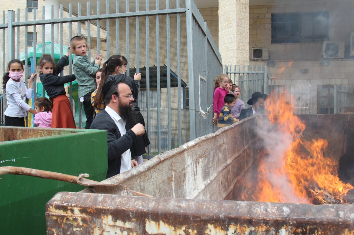 תיעוד נרחב: מודיעין עילית שרפה את החמץ