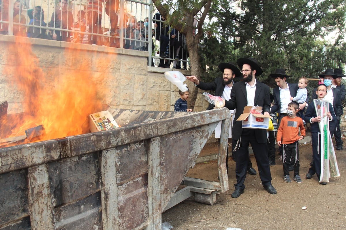 תיעוד נרחב: מודיעין עילית שרפה את החמץ