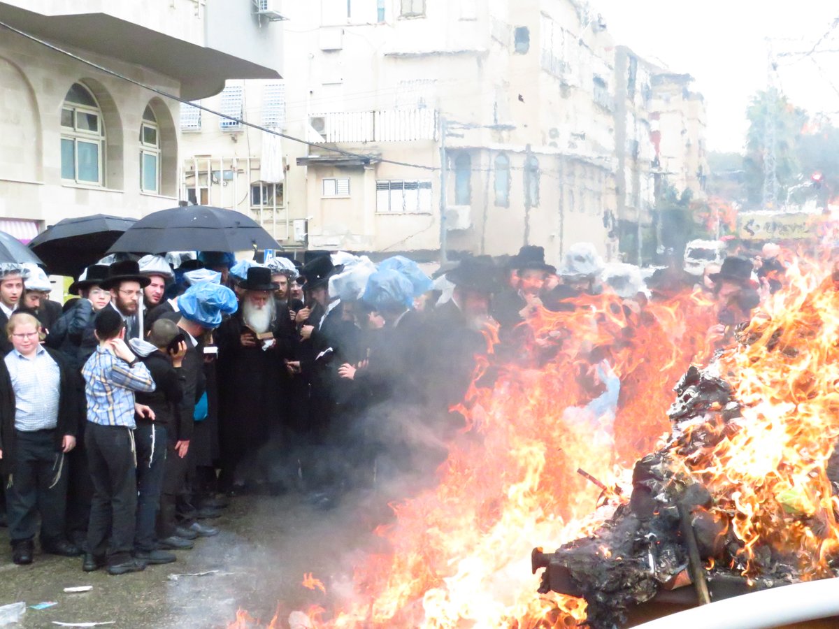 הרבי ממכנובקא בשאיבת מים שלנו ובשריפת חמץ