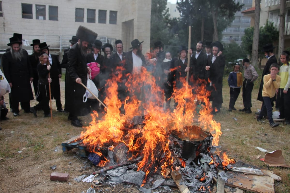 האדמו"ר מפיטסבורג אפה מצות ושרף את החמץ