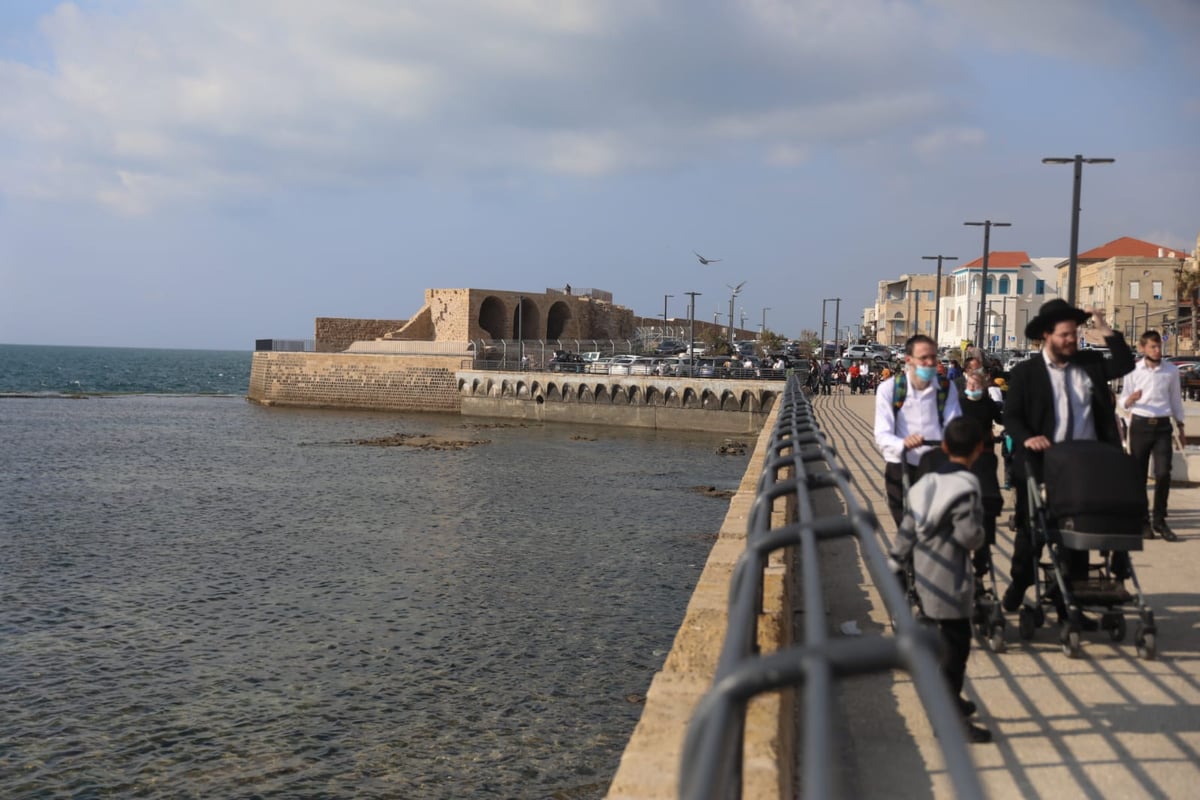 מבלים בחול המועד בעיר העתיקה בעכו; גלריה