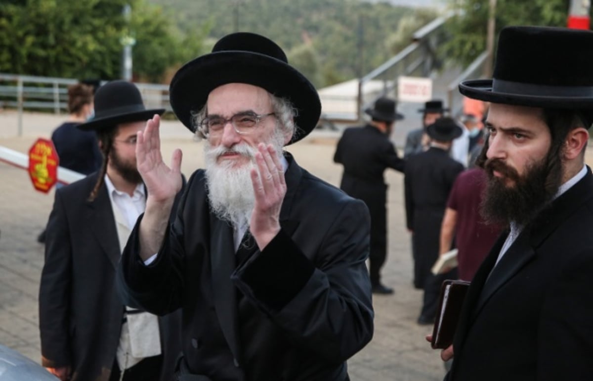 הרה"ח ר' בעריש גפנר לצד הרבי מויז'ניץ