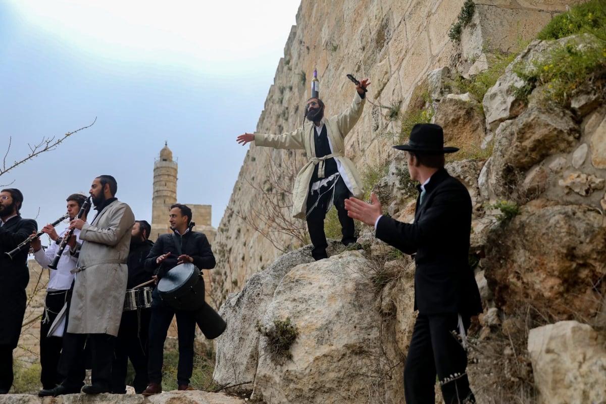 תיעוד מיוחד: תהלוכת הכלייזמרים בירושלים