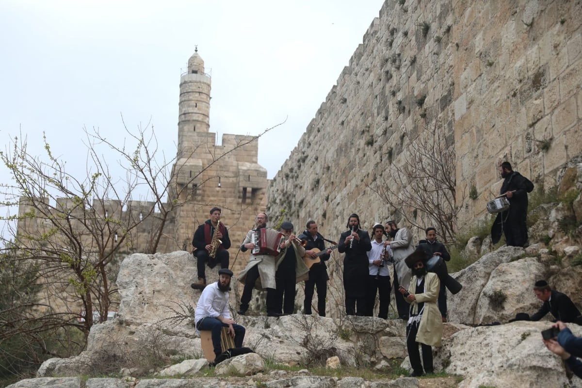 תיעוד מיוחד: תהלוכת הכלייזמרים בירושלים