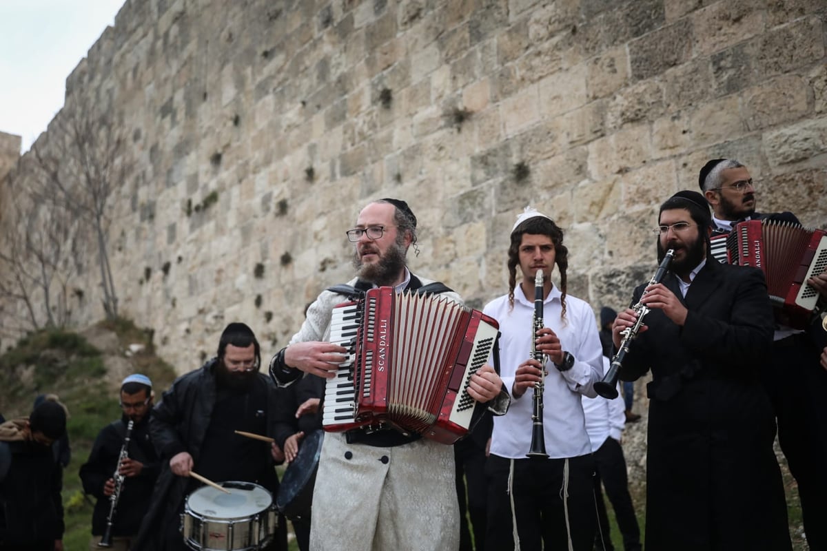 תיעוד מיוחד: תהלוכת הכלייזמרים בירושלים