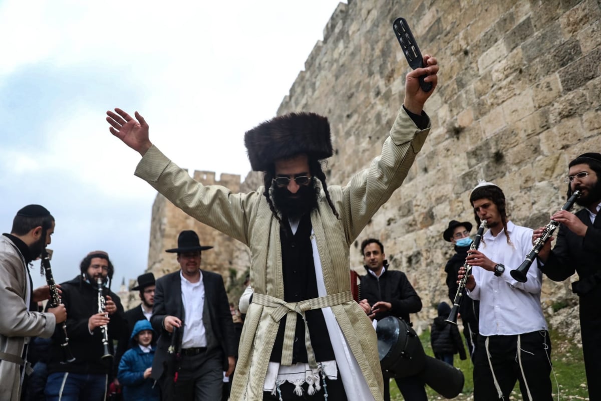 תיעוד מיוחד: תהלוכת הכלייזמרים בירושלים