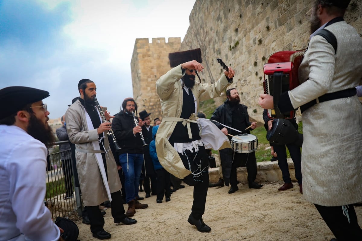 תיעוד מיוחד: תהלוכת הכלייזמרים בירושלים