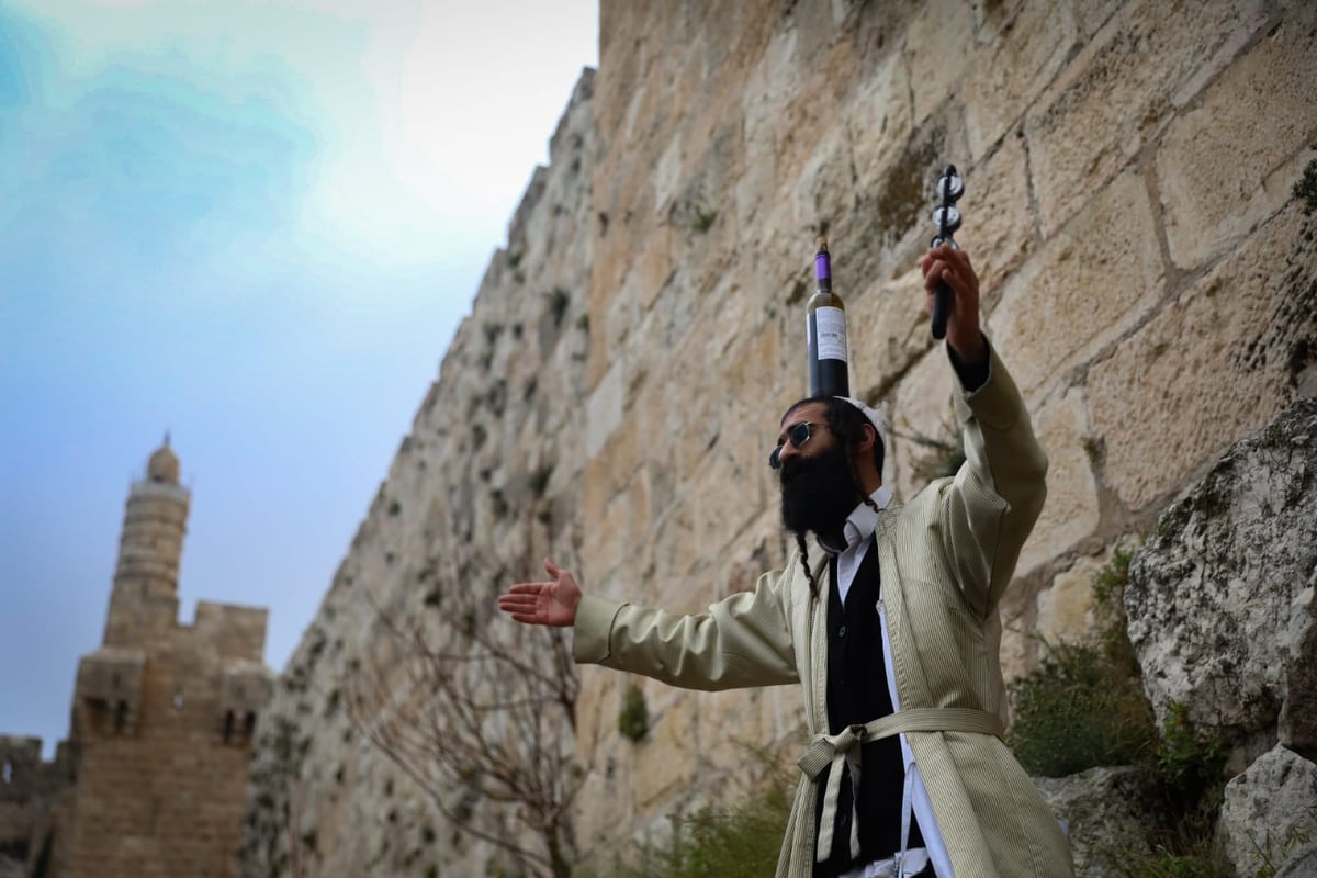 תיעוד מיוחד: תהלוכת הכלייזמרים בירושלים