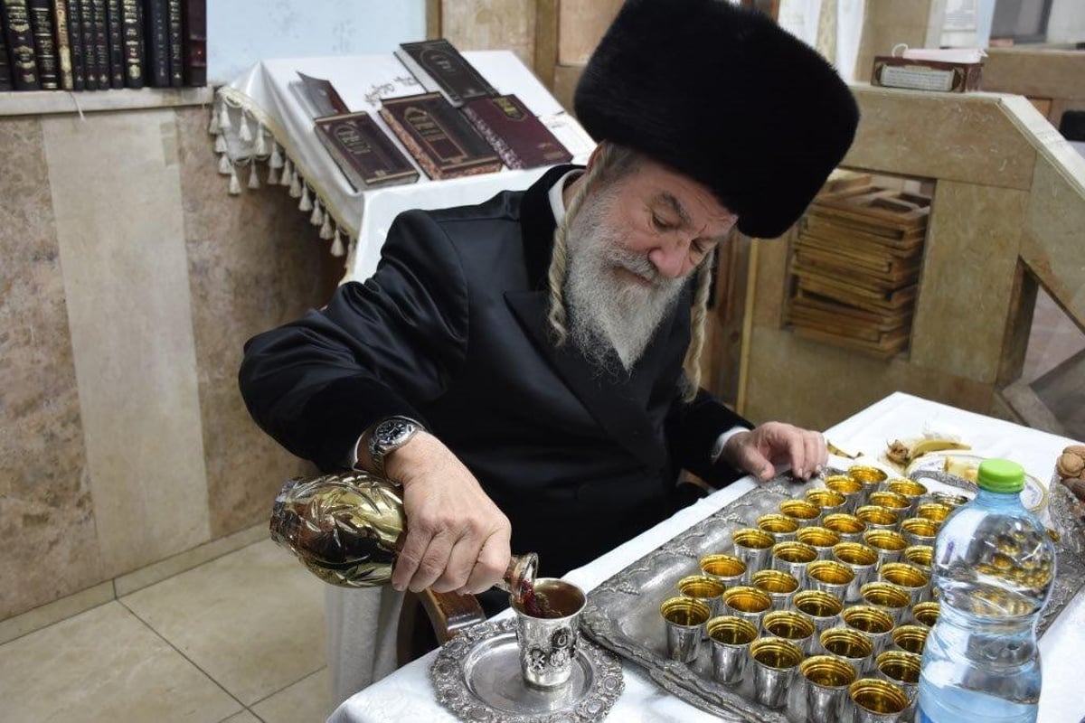 הרבי מאשלג ערך 'טיש' וחילק סידור לחסידים