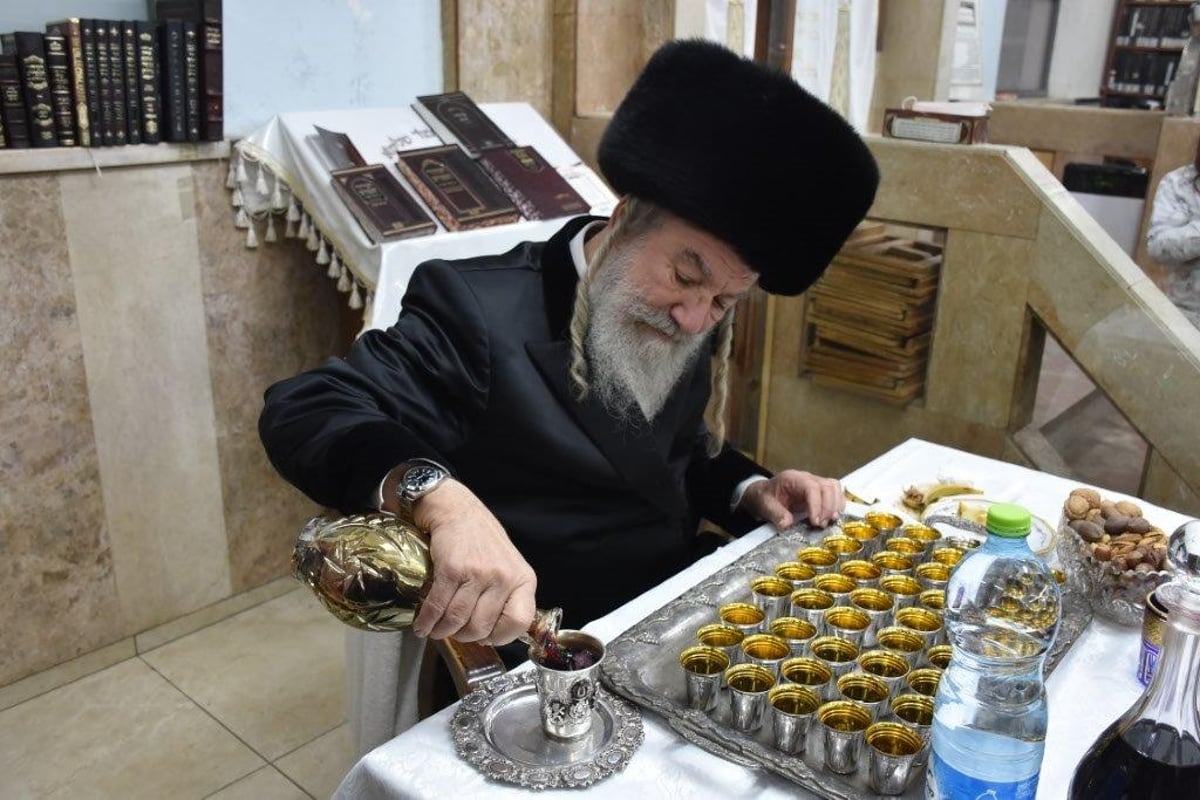 הרבי מאשלג ערך 'טיש' וחילק סידור לחסידים