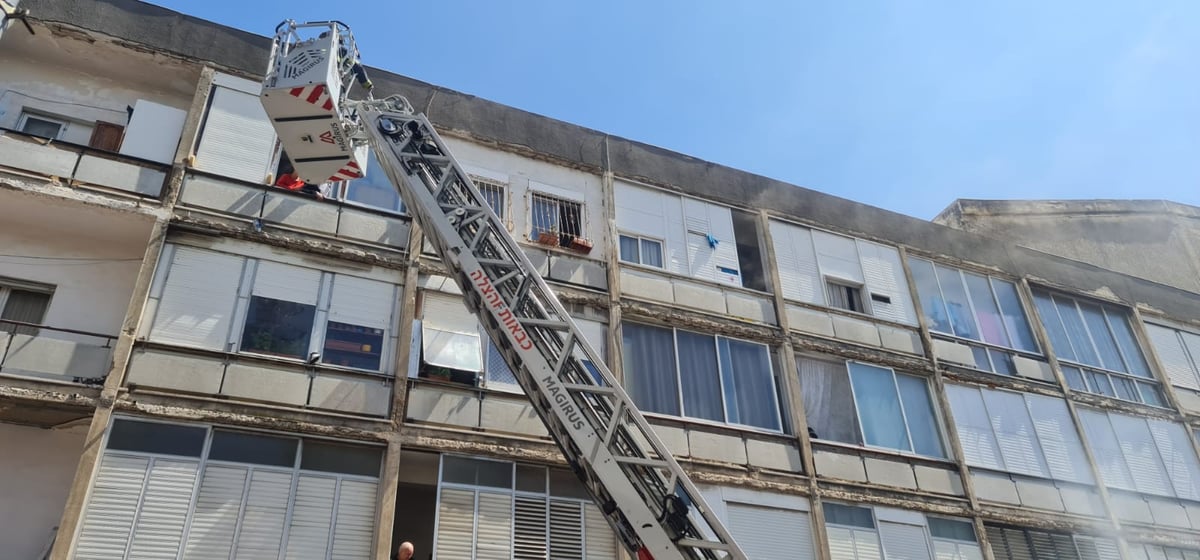 תיעוד דרמטי: האש פרצה, הדיירים איבדו הכרה