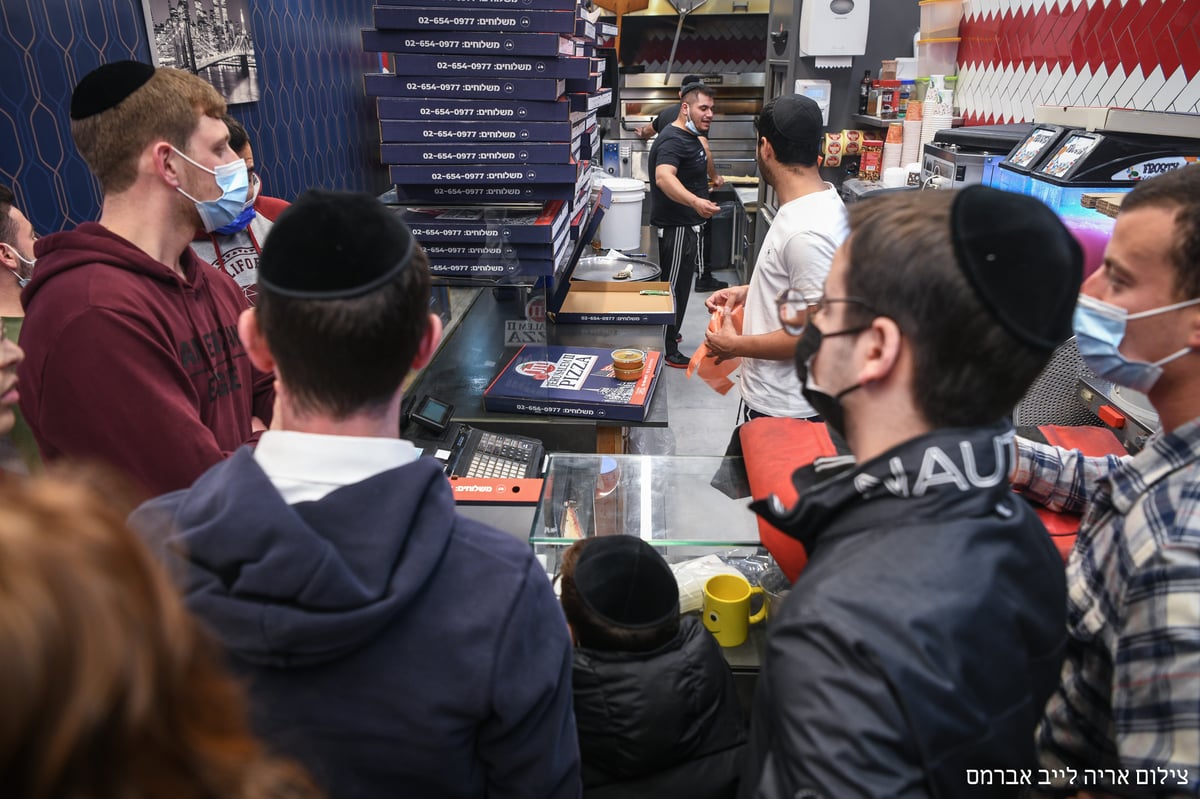 הירושלמים הסתערו על החמץ הראשון; צפו