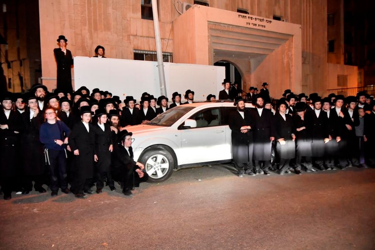 תיעוד: האדמו"ר מויז'ניץ באפיית מצות