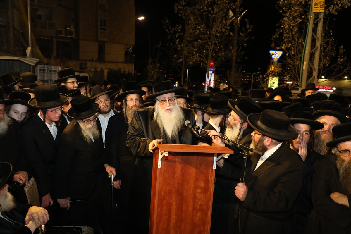 חצות לילה: המונים בלוויית גאב"ד מנצ'סטר