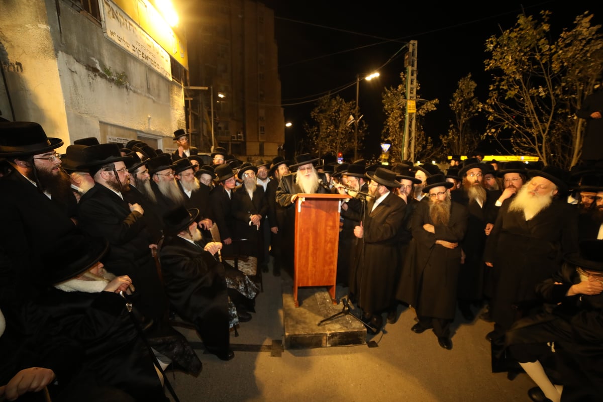 חצות לילה: המונים בלוויית גאב"ד מנצ'סטר