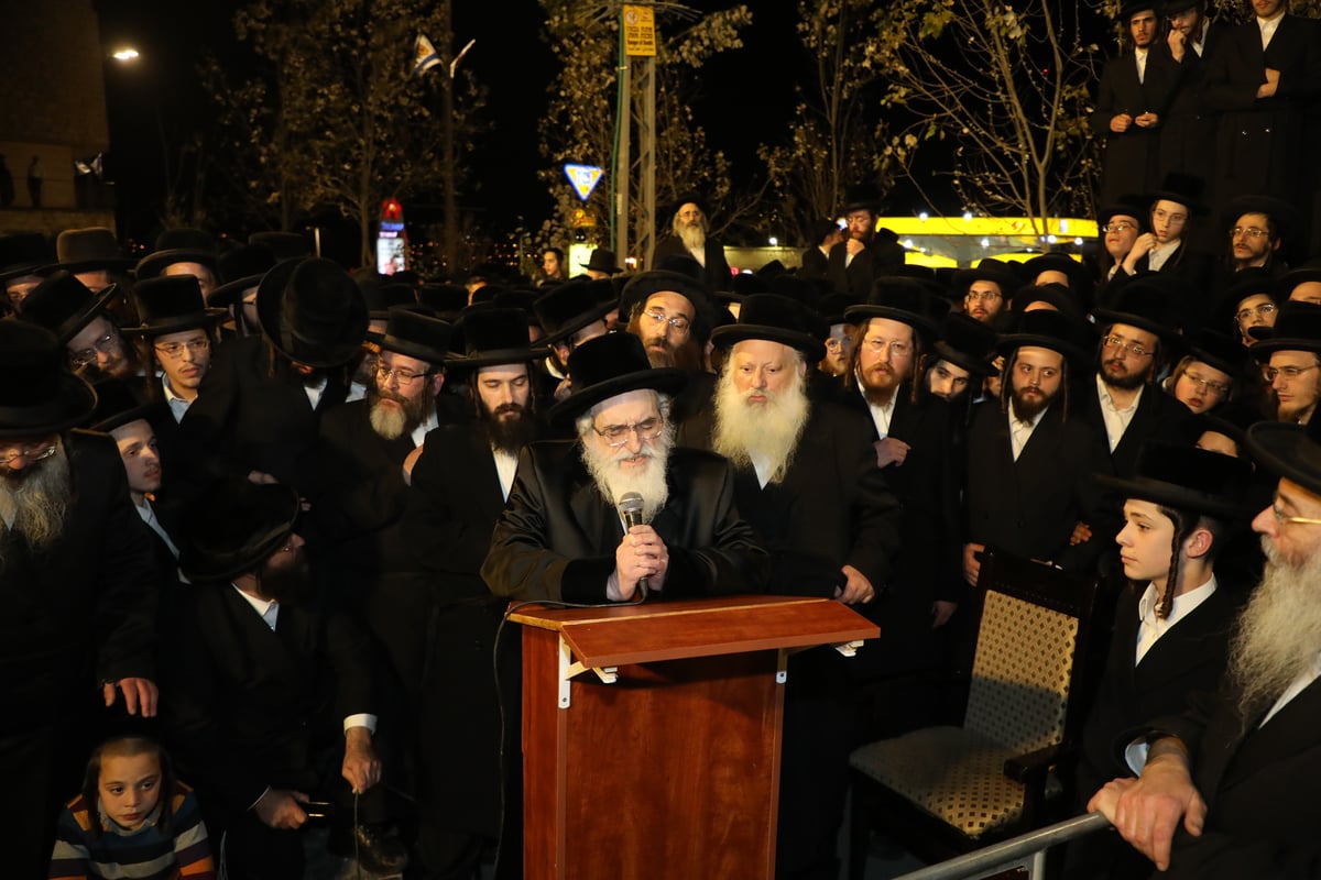 חצות לילה: המונים בלוויית גאב"ד מנצ'סטר