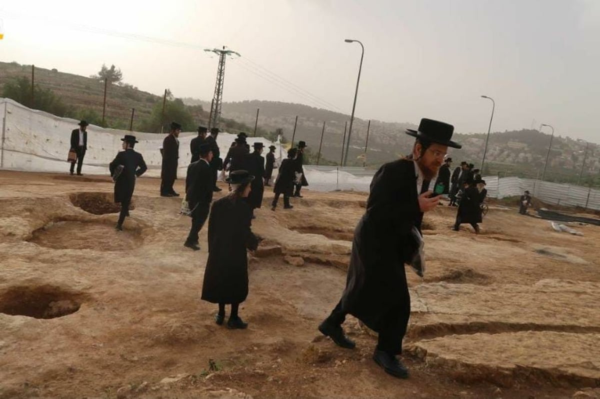 גוש עציון: שבעה נעצרו בהפגנה על קברים