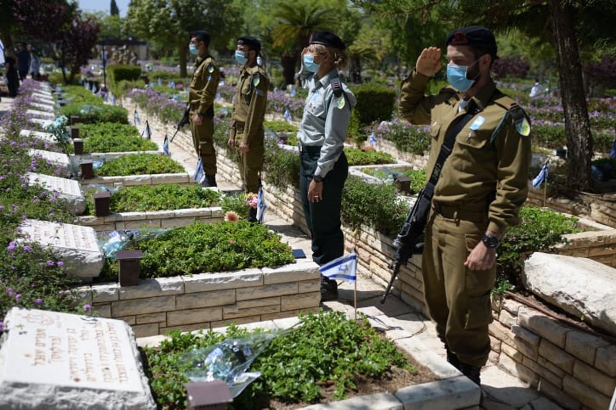 חיילים בבית הקברות הצבאי בקרית שאול, תל אביב, ביום הזיכרון שחלף