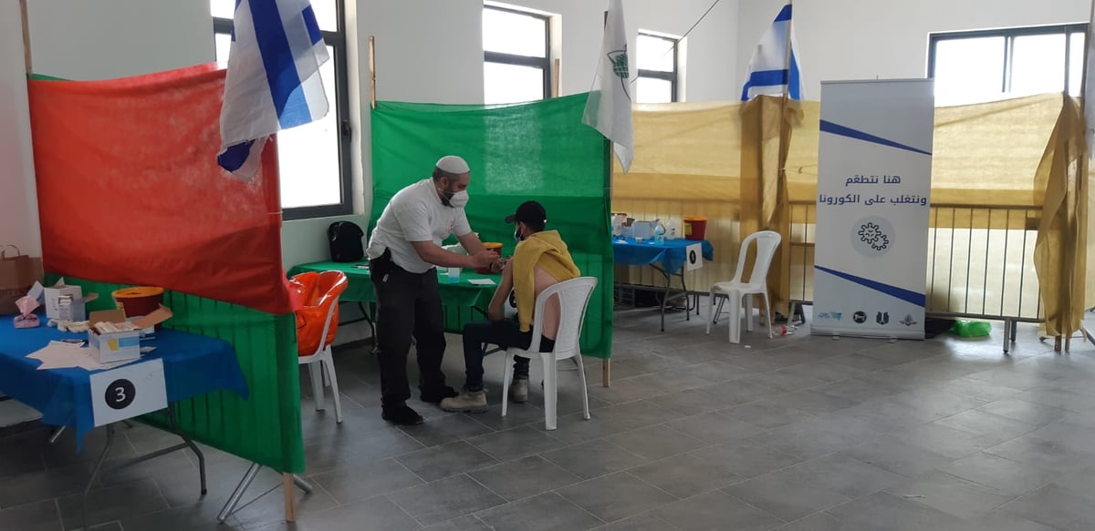 החל סבב נוסף של חיסוני קורונה לפועלים פלסטינים • צפו