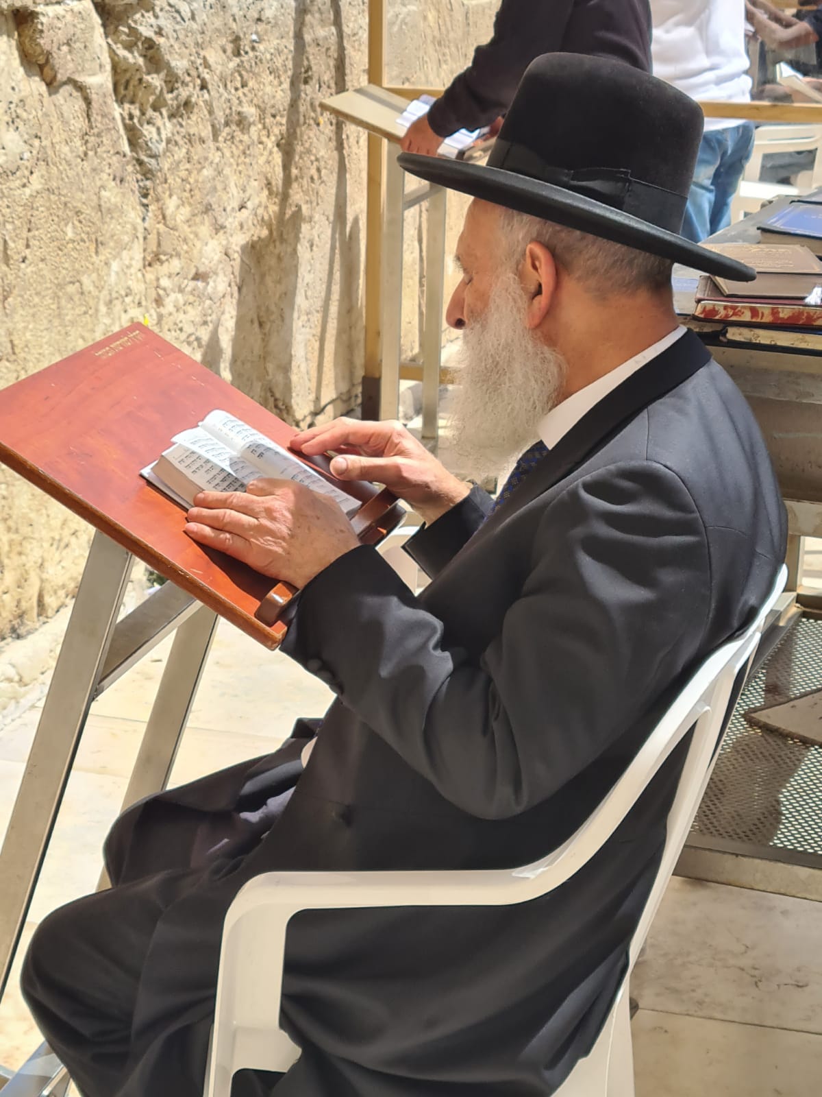 סמוך לשבת: התפילה של הגר"ר אלבז בכותל