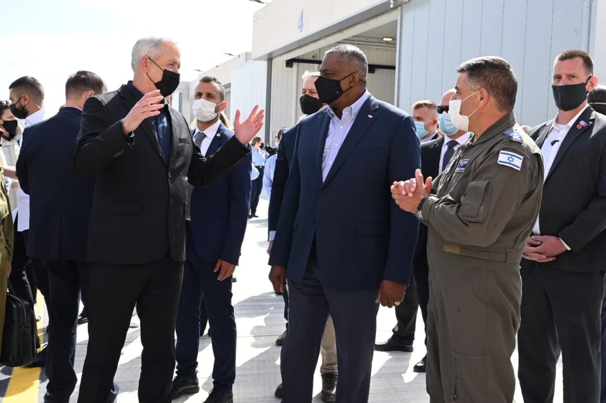 גנץ ומזכיר ההגנה סיירו בכיפת ברזל; תיעוד